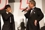 左から西島秀俊、ビートたけし。