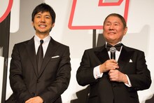 左から西島秀俊、ビートたけし。