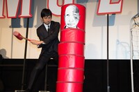 ダルマ落としをする西島秀俊。