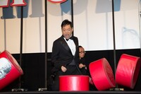 ダルマ落としをする香川照之。