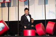 ダルマ落としをする香川照之。