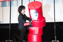 ダルマ落としをする池松壮亮。