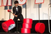 ダルマ落としをする松坂桃李。