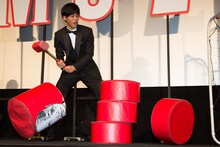 ダルマ落としをする松坂桃李。