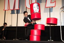 ダルマ落としをする伊勢谷友介。