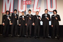 「劇場版 MOZU」舞台挨拶の様子。左から羽住英一郎、松坂桃李、香川照之、西島秀俊、ビートたけし、伊勢谷友介、池松壮亮。