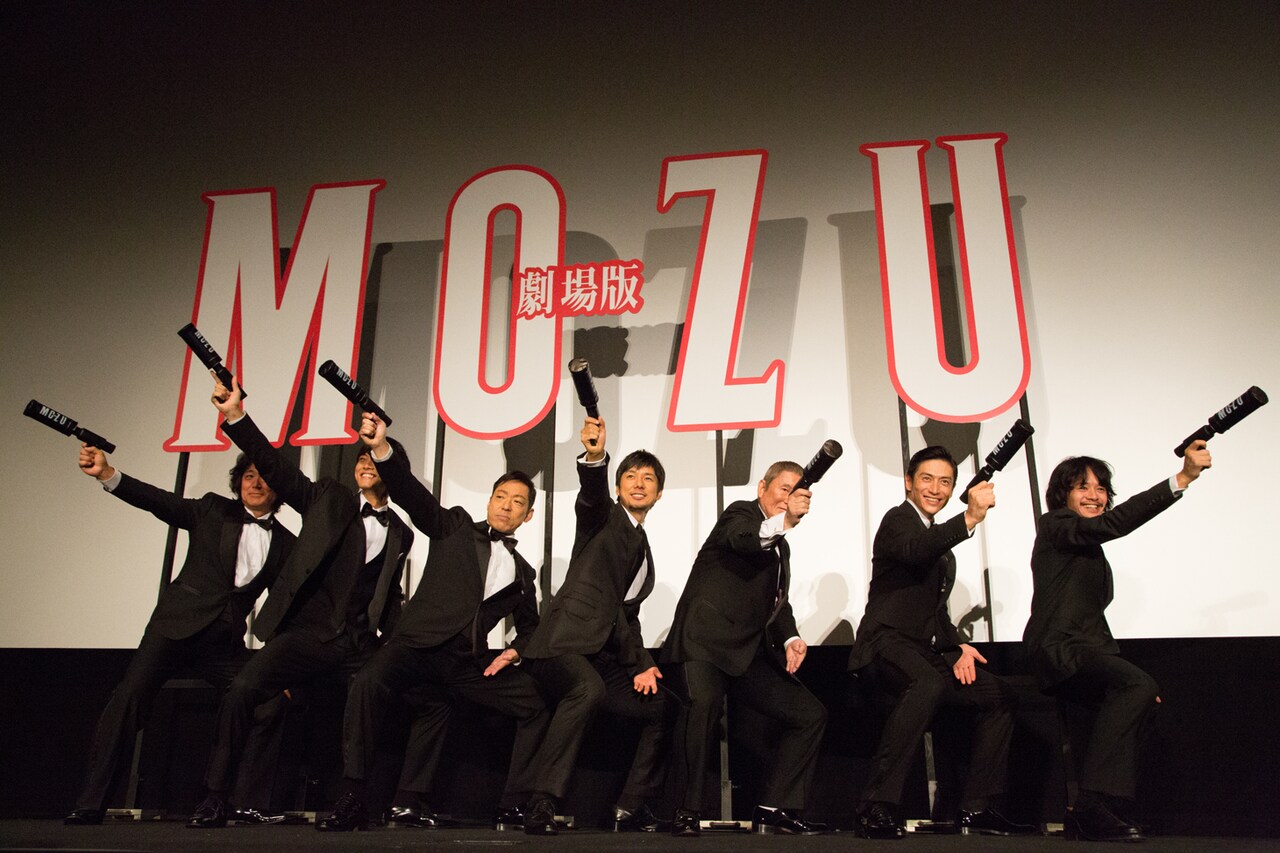 片手でコマネチをしつつハンドキャノンを構える登壇者たち。