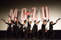 片手でコマネチをしつつハンドキャノンを構える登壇者たち。