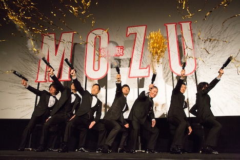 片手でコマネチをしつつハンドキャノンを撃った登壇者たち。