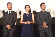 左から浅野忠信、麻生久美子、村上淳。