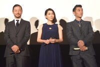 左から浅野忠信、麻生久美子、村上淳。