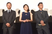 左から浅野忠信、麻生久美子、村上淳。