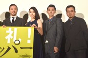 「グラスホッパー」初日舞台挨拶の様子。左から浅野忠信、麻生久美子、村上淳、瀧本智行。