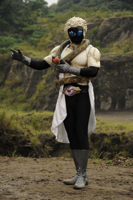 シソンヌ・長谷川忍が声を担当するミケランジェロ眼魔。