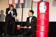 香川照之（右）にボケのアドバイスをするビートたけし（左）。