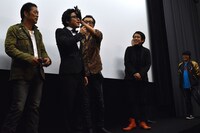 川本三吉（中央左）の汗を拭う大塚明夫（中央右）。