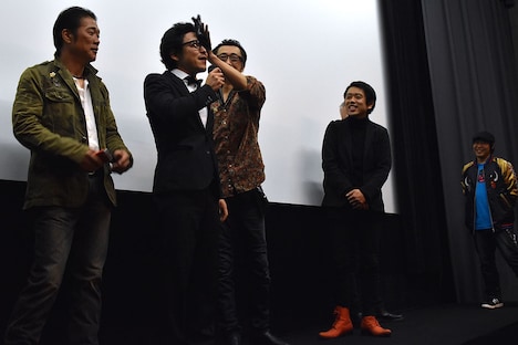 川本三吉（中央左）の汗を拭う大塚明夫（中央右）。