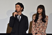 「通学シリーズ 通学電車」初日舞台挨拶の様子。千葉雄大（左）と松井愛莉（右）。