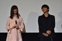 「通学シリーズ 通学電車」初日舞台挨拶の様子。阿部菜渚美（左）と吉沢亮（右）。