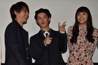 ふざけてみせる千葉雄大（中央）と、笑顔をのぞかせる吉沢亮（左）と松井愛莉（右）。