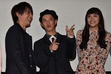 ふざけてみせる千葉雄大（中央）と、笑顔をのぞかせる吉沢亮（左）と松井愛莉（右）。