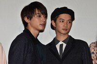 「通学シリーズ 通学電車」初日舞台挨拶の様子。吉沢亮（左）と千葉雄大（右）。