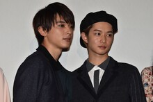 「通学シリーズ 通学電車」初日舞台挨拶の様子。吉沢亮（左）と千葉雄大（右）。