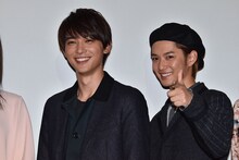 「通学シリーズ 通学電車」初日舞台挨拶の様子。吉沢亮（左）と千葉雄大（右）。