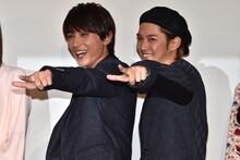 カメラに向かってノリノリでポーズを取る吉沢亮（左）と千葉雄大（右）。