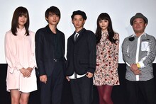 「通学シリーズ 通学電車」初日舞台挨拶の様子。左から阿部菜渚美、吉沢亮、千葉雄大、松井愛莉、川野浩司。