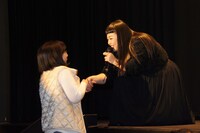 「五つ星ツーリスト THE MOVIE～究極の京都旅、ご案内します!!～」東京の初日舞台挨拶にて、プレゼント抽選会の様子。