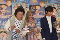 左からパパイヤ鈴木、ローラ、中川大志。