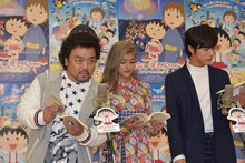 左からパパイヤ鈴木、ローラ、中川大志。