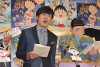 力を込めてシンに声を当てる劇団ひとり（左）と、笑ってしまう渡辺直美（右）。