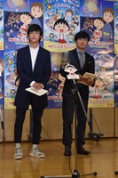 左から中川大志、劇団ひとり。