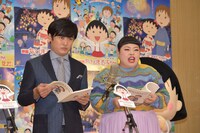 アフレコ中の劇団ひとり（左）と渡辺直美（右）。