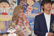 渡辺直美の演技に笑ってしまうローラ(左)と中川大志(右)。