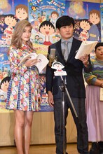 アフレコ中のローラ（左）と劇団ひとり（右）。