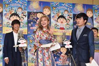 セリフに詰まってしまい、「全然違うこと考えてた！」と笑うローラ（中央）。