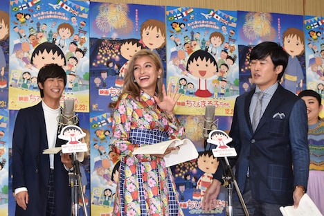 セリフに詰まってしまい、「全然違うこと考えてた!」と笑うローラ(中央)。