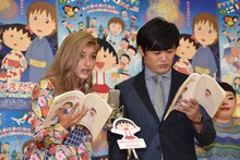 アフレコ中のローラ（左）と劇団ひとり（右）。