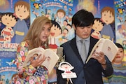 左からローラ、劇団ひとり。