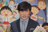 アフレコ中の劇団ひとり。