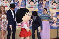 まる子の着ぐるみの中を見ようとする劇団ひとり。