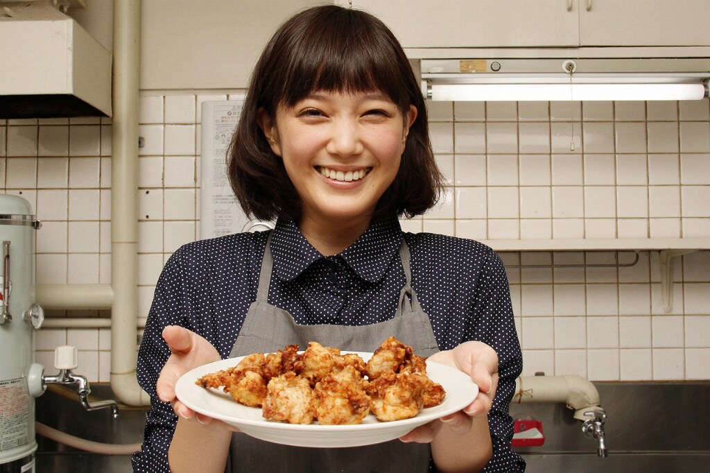 「起終点駅」初日舞台挨拶、本田翼から佐藤浩市へ手作りザンギをプレゼント