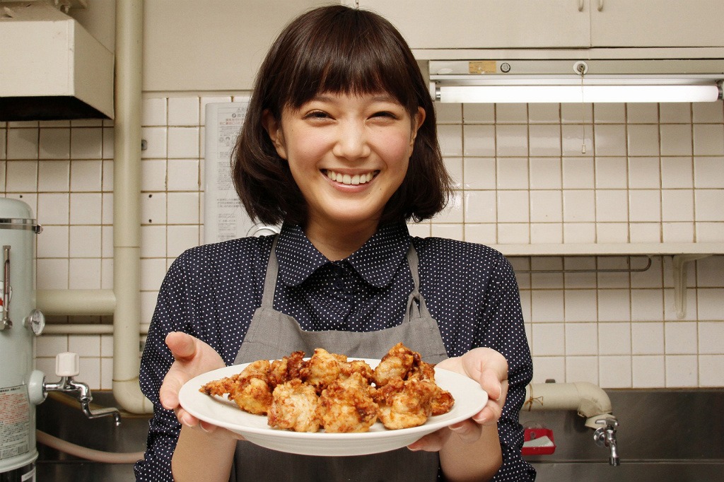 ザンギ作り中の本田翼。