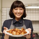 「起終点駅」初日舞台挨拶、本田翼から佐藤浩市へ手作りザンギをプレゼント