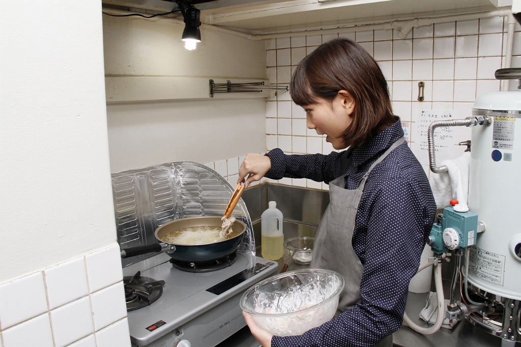 ザンギ作り中の本田翼。