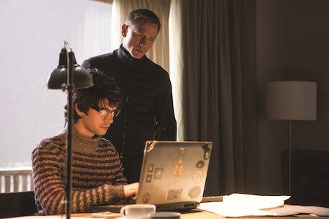 「007 スペクター」より、Q役のベン・ウィショー（左）とジェームズ・ボンド役のダニエル・クレイグ（右）。SPECTRE (c)2015 Metro-Goldwyn-Mayer Studios Inc., Danjaq, LLC and Columbia Pictures Industries, Inc. All rights reserved.