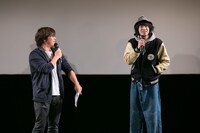 左から三木孝浩、渡辺大知。